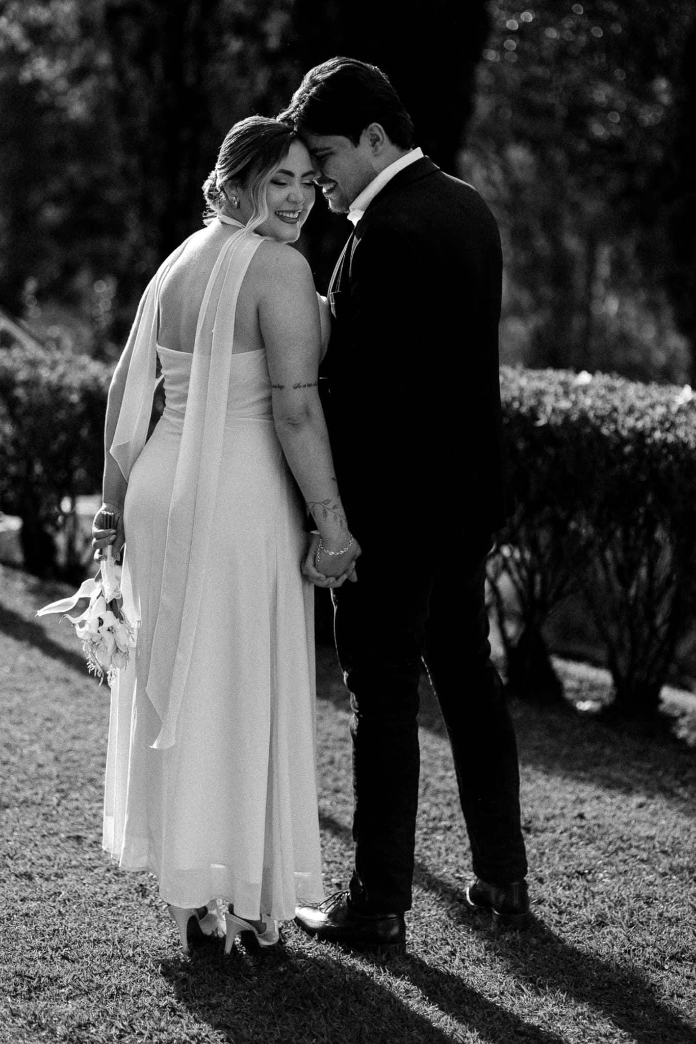 Joyce e Paulo de mãos dadas no jardim